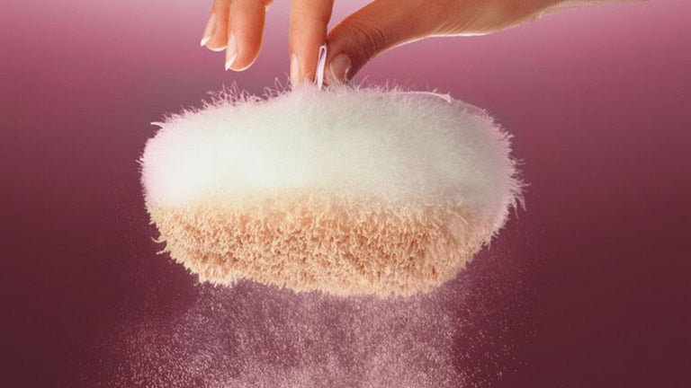Léger, élégant et raffiné : comment porter un dusting powder perfume